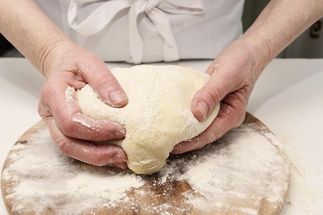 Why Your Cat​ Kneads ⁤You Like Dough​ and What ‍to Do‍ When Those​ Claws‌ Come Out